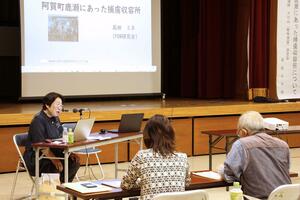 戦時中の事実を語り継ぐことの重要性を訴えるPOW研究会の高田ミネさん=阿賀町鹿瀬