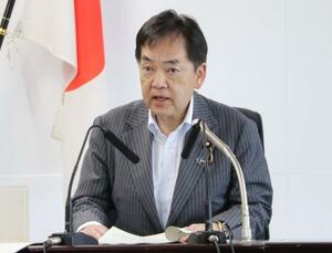 記者会見する浅尾環境相=20日午前、環境省