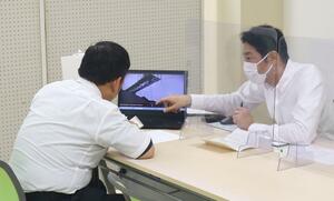 八つの事業者が集まった障害者向けの就職面接会=村上市田端町