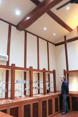 築約120年の土蔵を改修した燕市産業史料館のミュージアムショップ=燕市大曲