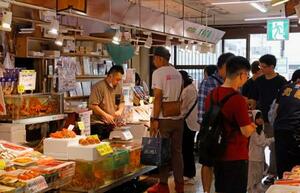 観光客らが行き交う北海道函館市の朝市=31日午前7時12分