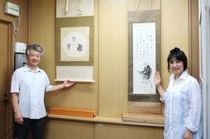 良寛にまつわる2作品を良寛記念館に届けた新潟良寛研究会の立花純子さん(右)と永寶卓館長=出雲崎町米田