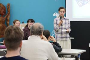 ボランティアから日本語を学んでいる外国人が発表をした催し=長岡市大手通2