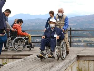 車いすに乗り目線の高さや段差を体感する参加者=11月16日、津南町外丸