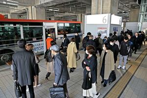 多くの人が行き交い、バス待ちの列をつくった新潟駅バスターミナル=4月1日、新潟市中央区花園1