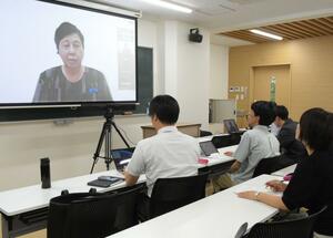 拉致被害者の曽我ひとみさんとオンラインで対話する上越教育大の学生ら=上越市山屋敷町