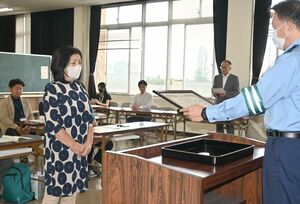 交通安全活動に尽力した人らの表彰式=9月30日、糸魚川署