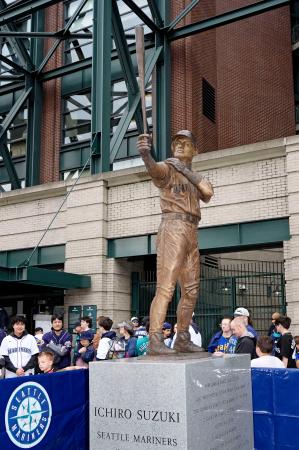 イチローさん銅像が完成 シアトルの本拠地で除幕式 | 新潟日報