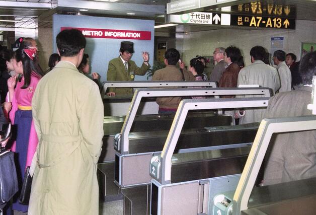 地下鉄サリン事件が発生した霞ケ関駅構内＝１９９５年３月２０日、東京都千代田区