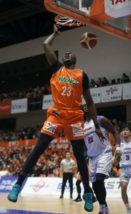 新潟－立川　第３クオーター、ムトンボがダンクシュートを決め４７－４３＝アオーレ長岡