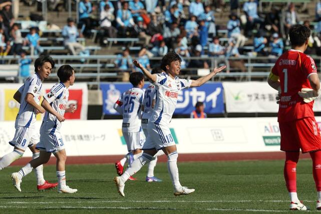 後半３分、新潟の若月大和がバッグヘッドで流し込み２－０＝２２日、香川県丸亀市の四国化成ＭＥＧＬＩＯスタジアム