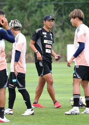 入江徹監督の新型コロナウイルス感染により、代わりに指揮を執る吉本岳史ヘッドコーチ=30日、聖籠町