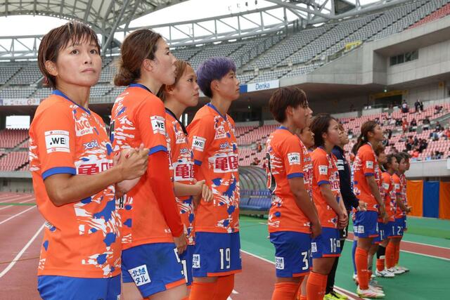 試合終了後、サポーターにあいさつする新潟Lの選手ら=デンカビッグスワン