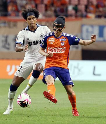 新潟－磐田　後半追加タイム、前線にパスを送るＭＦ宮本英治＝ビッグスワン