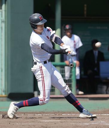 東京学館－県央工　３回県央工１死一、三塁　４番長谷川智輝が適時打を放ち２－２の同点＝三条市パール金属スタジアム