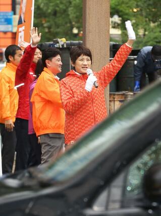 街頭で手を振りながら支援への感謝を伝える西村智奈美さん＝１０月２８日午前８時ごろ、新潟市中央区