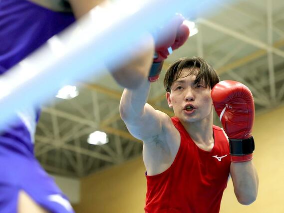 成年男子ウエルター級決勝　相手をロープ際に追い込む六井和（拓大）＝滋賀県東近江市