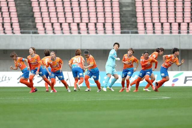 新潟Ｌ－日テレ東京Ｖ　後半開始の円陣ダッシュ＝ビッグスワン