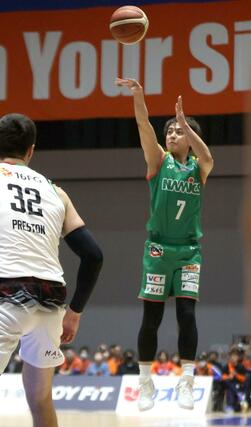 新潟－岐阜　第１クオーター、五十嵐圭が３点シュートを決めて１３－１１＝２９日、アオーレ長岡