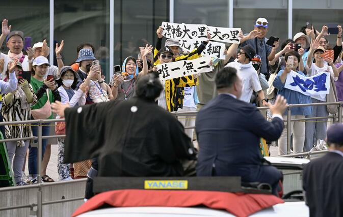 大相撲・大の里関（手前左）の横綱昇進を祝うパレードに集まった大勢の人たち＝２９日午後、石川県津幡町