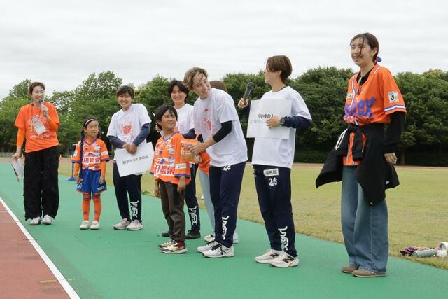借り物競走などでサポーターと交流した新潟Ｌの選手ら＝新潟市中央区