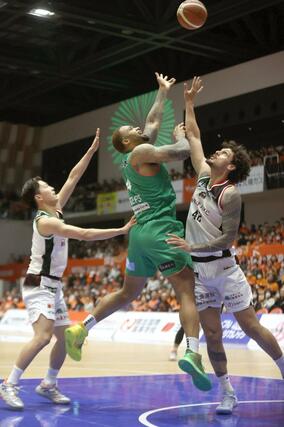 新潟－岐阜　第３クオーター、フェルプスが２点シュートを決めて３６－３２に離す＝２９日、アオーレ長岡