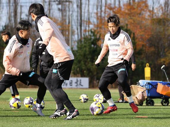 柏戦に向け練習するＤＦ堀米悠斗。今季限りで退団するため、新潟での最後のホーム試合に臨む＝聖籠町