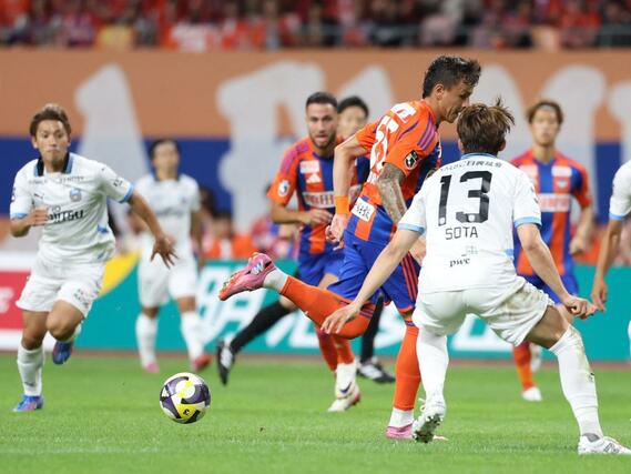 新潟－川崎　前半、移籍後初先発のＦＷマテウス・モラエスがヒールパスでＭＦ白井永地の得点をアシスト＝ビッグスワン