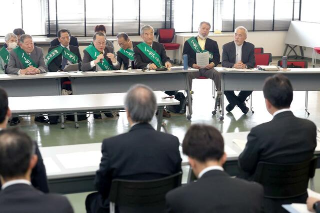浅尾慶一郎環境大臣（手前右）に現状を訴える新潟水俣病患者団体のメンバーら＝３１日午前、新潟市中央区