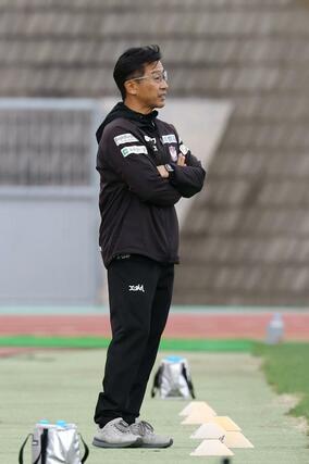 新潟Ｌ－三菱重工浦和Ｌ　試合中指示を出す橋川和晃監督＝２５日、新潟市陸上競技場
