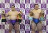 殊勲、敢闘、技能の全賞を受賞した尊富士（左）と、敢闘賞と技能賞を受賞した大の里＝エディオンアリーナ大阪
