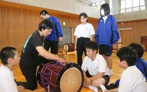 中学生に太鼓を教える宮﨑正美さん=佐渡市羽茂本郷