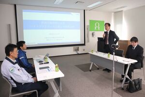 労働時間削減の取り組みについて意見交換する千葉茂雄新潟労働局長(右から2人目)=新潟市北区