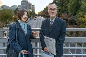 遠藤美幸(左)と中国雲南省の戦場で亡くなった少尉のおいの荒川洋。2025年11月、2人は遠藤が代表世話人を務める第56師団(龍兵団)東京地区戦友会の慰霊祭である永代神楽祭に参列した。茶話会で、元将兵が多数参加していた頃の戦友会などについて語り合った後、帰路に就いた=東京都千代田区