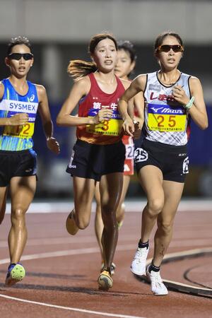 女子1万メートル 力走する小海遥(中央)=維新みらいふスタジアム