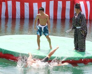 揺れる土俵の上で熱戦が繰り広げられた日本海海上大相撲=8月3日、佐渡市赤泊の赤泊港