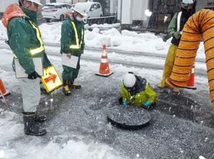 長岡市が実施した下水道管の緊急点検(市提供)