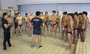 柏崎市での強化合宿を始めた水球男子日本代表=3日、柏崎市学校町の県立柏崎アクアパーク