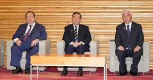 閣議に臨む(左から)村上総務相、石破首相、中谷防衛相=13日午前、首相官邸