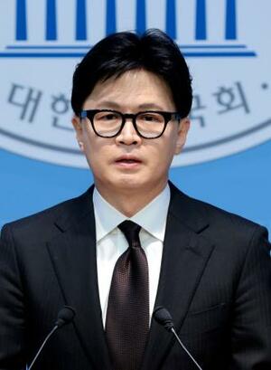 記者会見する韓国の保守系最大野党「国民の力」の韓東勲前代表=29日、ソウル(共同)