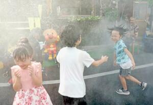 猛暑日となった群馬県桐生市で、水遊びをして楽しむ子どもたち=3日午後