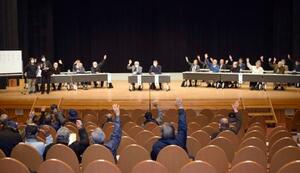 　球磨川漁協の総会で行われた、漁業補償金の配分案の賛否を問う採決＝２６日午後、熊本県八代市