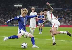 サッカー国際親善試合のイングランド戦でプレーする伊東（左）＝３月、ロンドン（共同）