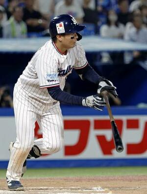 6回ヤクルト2死一、二塁、北村恵が右中間に逆転の2点二塁打を放つ=神宮