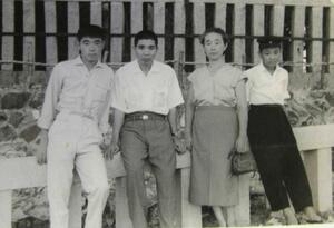 弥彦村で撮影された大沢家の家族写真。右から孝司さん、母房さん、父福一郎さん、次兄茂樹さん=1960年ごろ