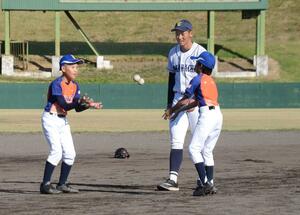 十日町高校の野球部員が考えたメニューに挑む子どもたち=十日町市山本