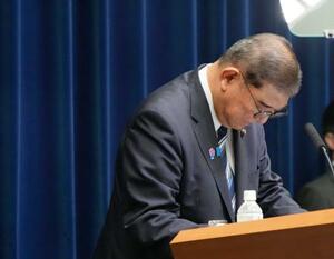 記者会見する石破首相。退陣する意向を表明した=7日、首相官邸