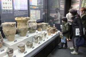 魚沼市歴史資料館に展示されている縄文時代の土器=3月31日、魚沼市今泉
