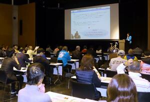 「観光客の呼び込みは住民の理解がなければ進まない」と話す小口良平さん＝佐渡市両津夷