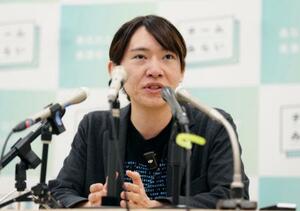 記者会見するチームみらいの安野党首=19日午前、国会